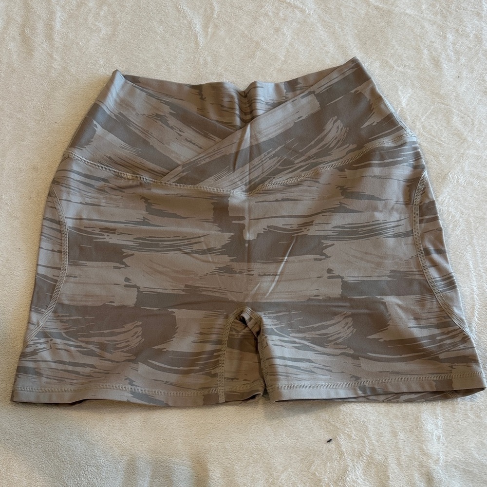 Alphalete Tan Patterned Women's Bike Shorts